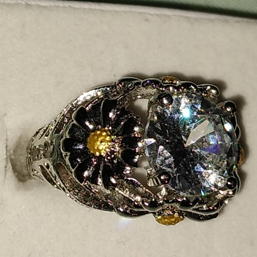 Daisy's ring sz7 925 plated new statement piece pretty nice fit